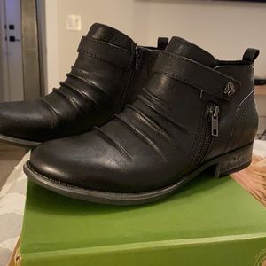 Women’s earth black leather boots, New in box